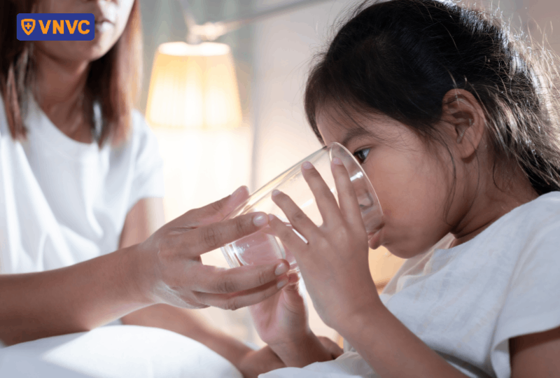 cho trẻ uống đủ nước