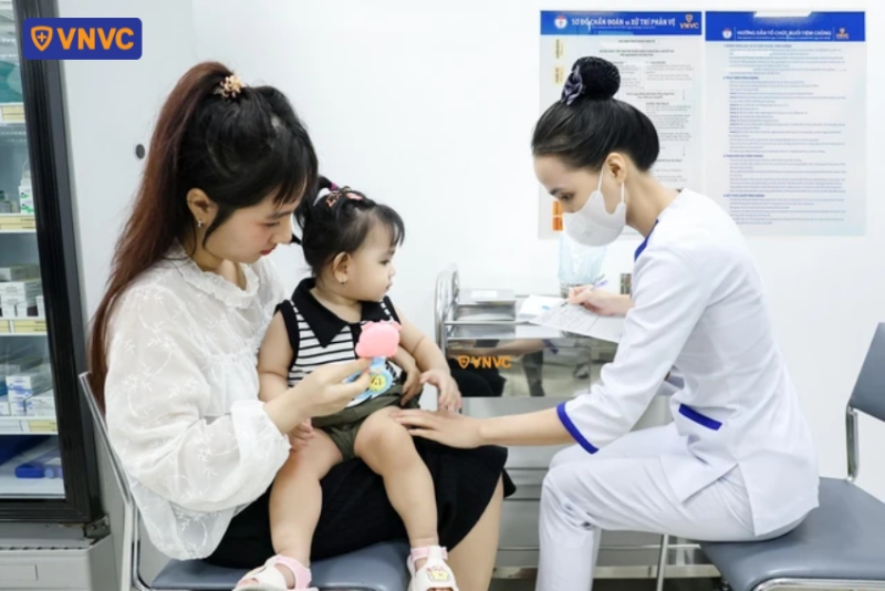 chuyên viên y tế tiêm bại liệt