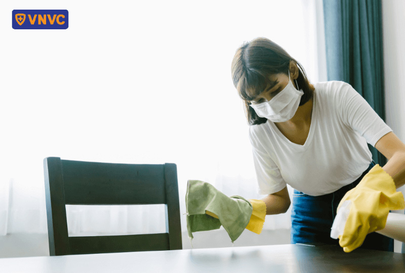 đeo khẩu trang dọn dẹp nhà cửa
