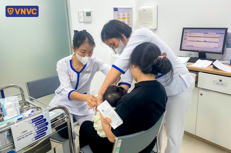 điều dưỡng vnvc tiêm vắc xin cho bé