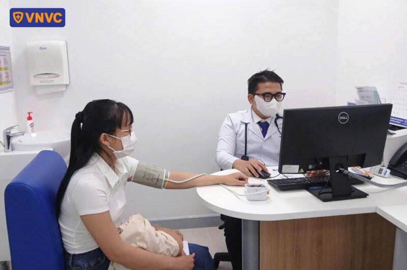 đo huyết áp trước khi tiêm vắc xin