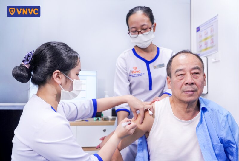 Assoc. Prof. Dr. Tran Dac Phu, former Director of the Department of Preventive Medicine (Ministry of Health), receives the RSV vaccine for adults at VNVC Truong Chinh, Hanoi. Photo: Anh Tuan