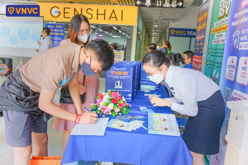 khách hàng điền giấy