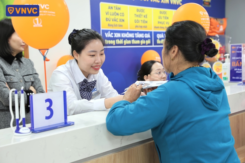 khách hàng thanh toán dịch vụ tiêm chủng