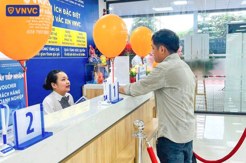 khách tư vấn vắc xin tại quầy