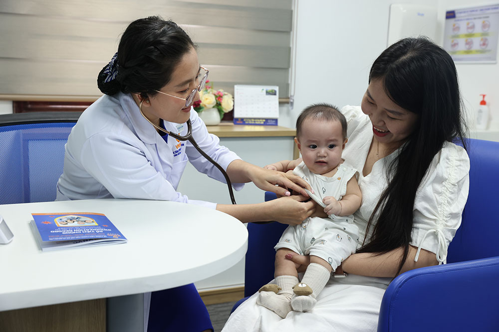 khám sàng lọc cho bé