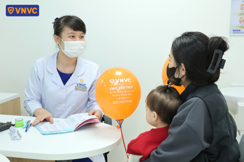 mẹ và bé tham gia tư vấn tiêm chủng