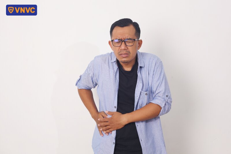 nam giới bị đau bụng bên phải
