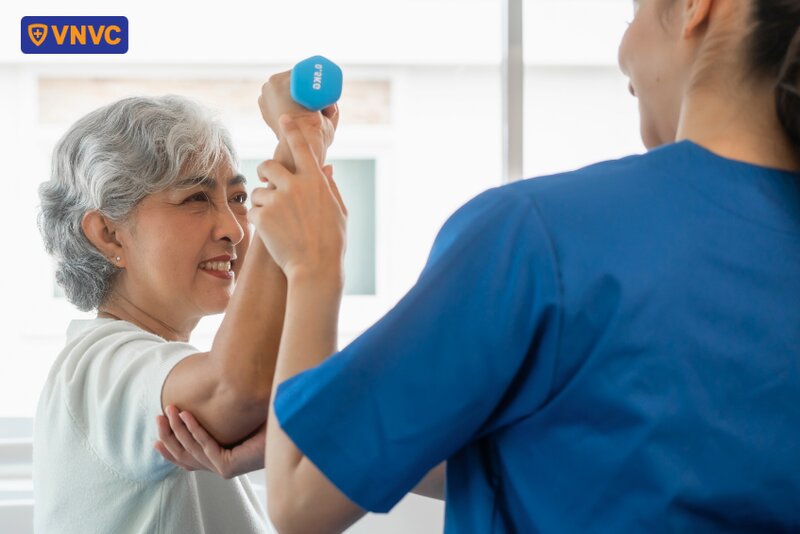 nâng tạ tập thể dục ở người cao tuổi