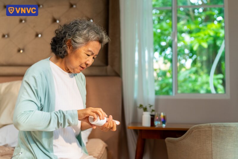 người cao tuổi dùng thuốc theo đơn bác sĩ