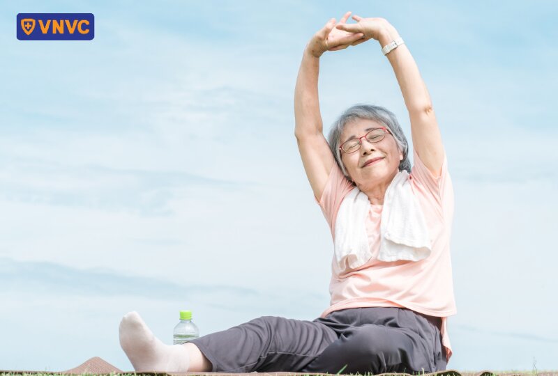 người cao tuổi tập thể dục giúp tăng đề kháng