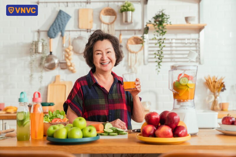 người cao tuổi uống nước ép trái cây tươi