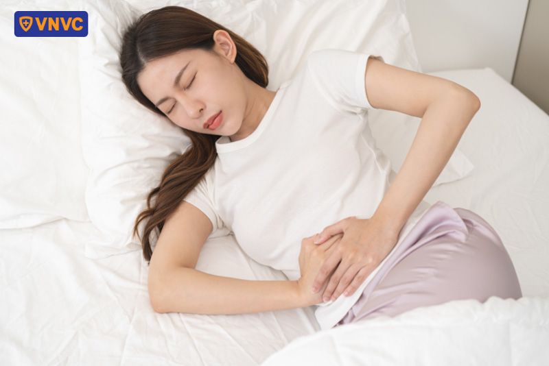 người phụ nữ bị đau bụng