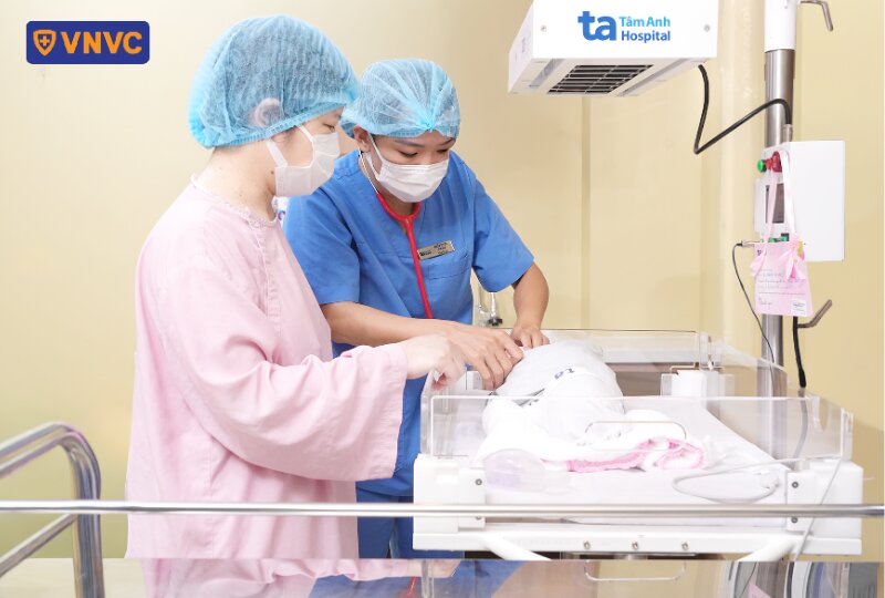 nhân viên chăm sóc trẻ sơ sinh