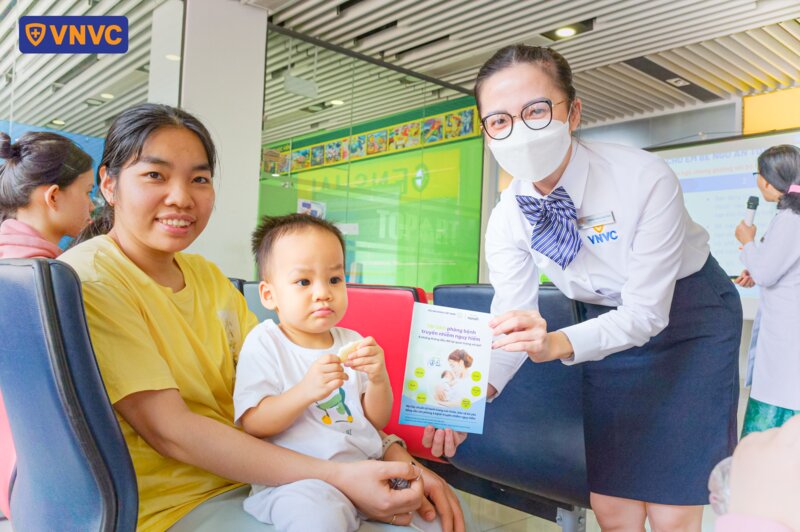 nhân viên đưa quà cho mẹ vè bé