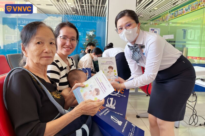 nhân viên tặng quà cho khách nữ