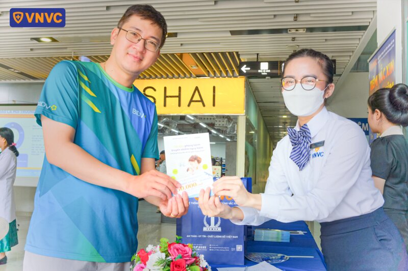 nhân viên tặng quà cho người nam