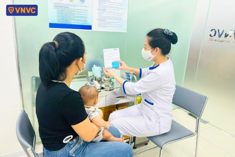 nhân viên y tế tiêm bại liệt