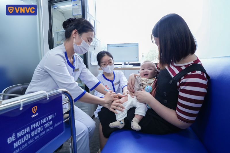 nhân viên y tế tiêm kháng thể đơn dòng rsv cho trẻ