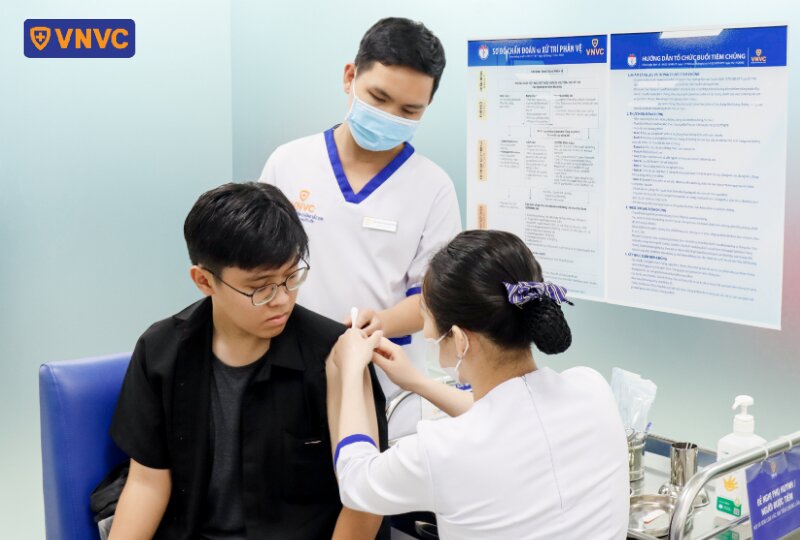 nhân viên y tế tiêm vắc xin
