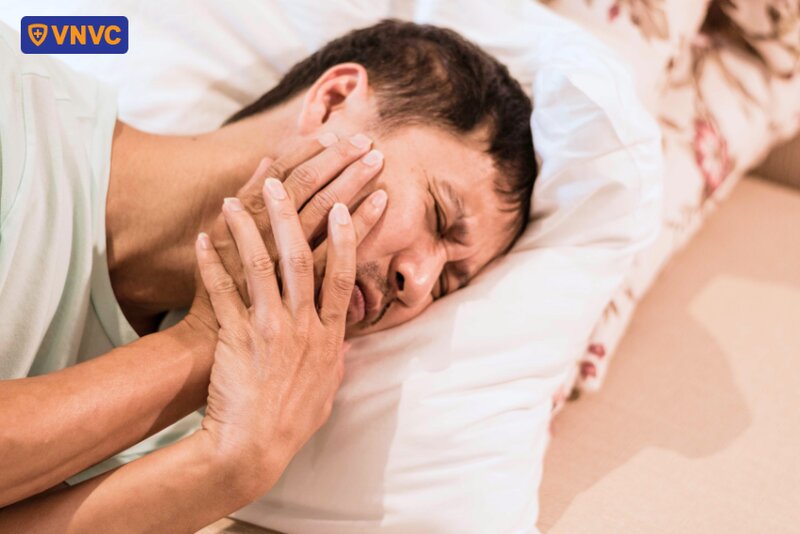 ôm vùng quai hàm bị đau do quai bị