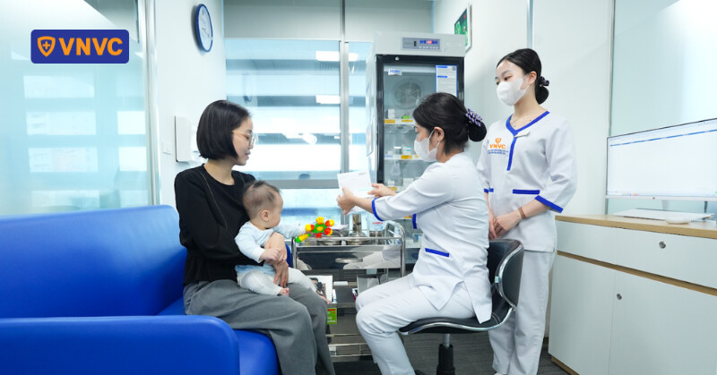 phụ huynh đưa con đi tiêm kháng thể đơn dòng rsv