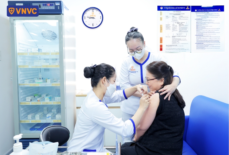 Dr. Bach Thi Chinh, Medical Director of the VNVC Vaccination System, an expert in preventive medicine, is among the first people in Vietnam to receive the RSV vaccine for adults. Photo: Nhan Le