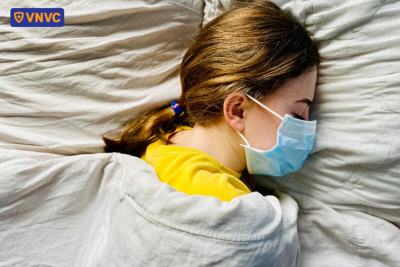 phụ nữ mang khẩu trang khi ngủ