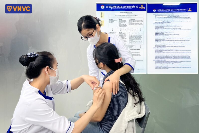 phụ nữ tiêm vắc xin phòng bệnh