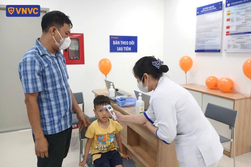 theo dõi nhiệt độ sau tiêm vắc xin