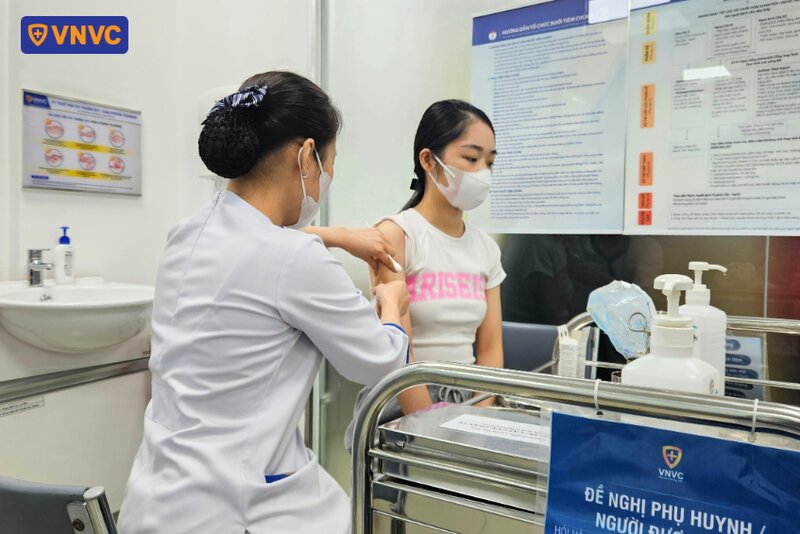 tiêm phòng vắc xin cho phụ nữ