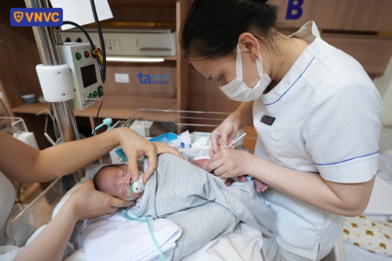 tiêm rsv vắc xin cho bé sơ sinh