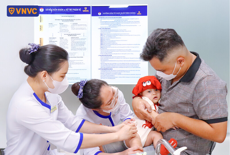 tiêm vắc xin cho bé sơ sinh