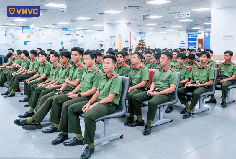 tiêm vắc xin cho các chiến sĩ