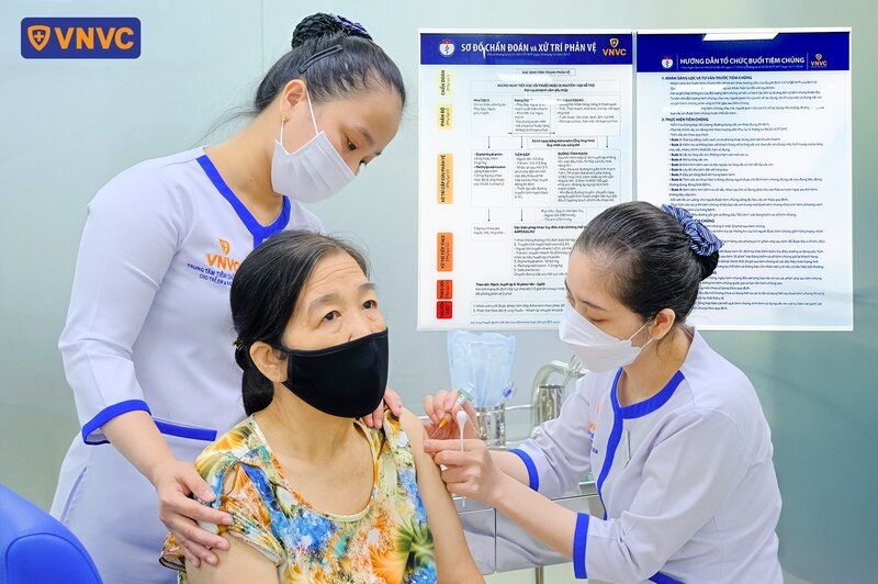tiêm vắc xin cho người cao tuổi tại vnvc
