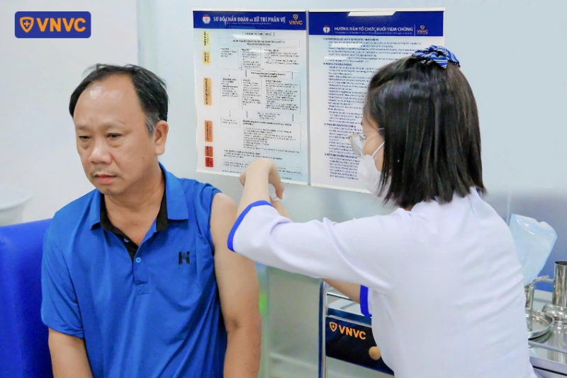 tiêm vắc xin cho người cao tuổi