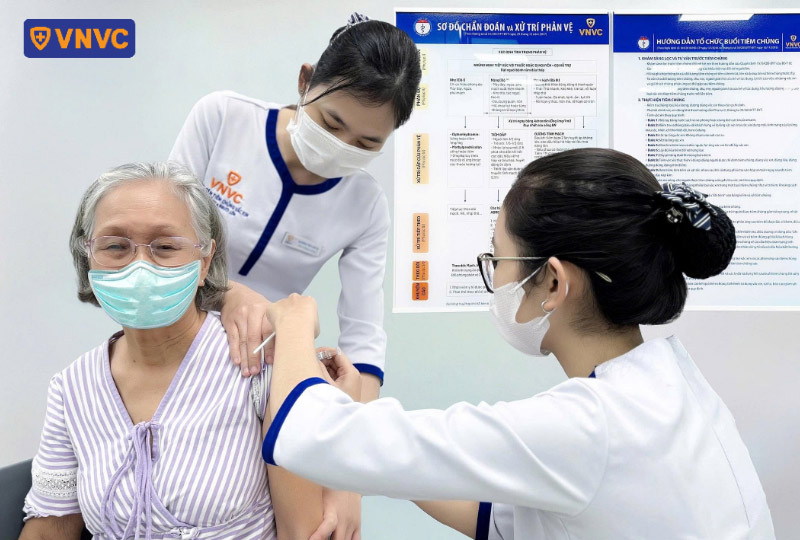tiêm vắc xin cho người già