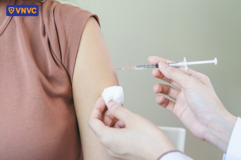 tiêm vắc xin cho người trưởng thành