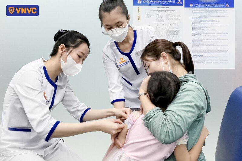 tiêm vắc xin phòng bệnh cho bé gái