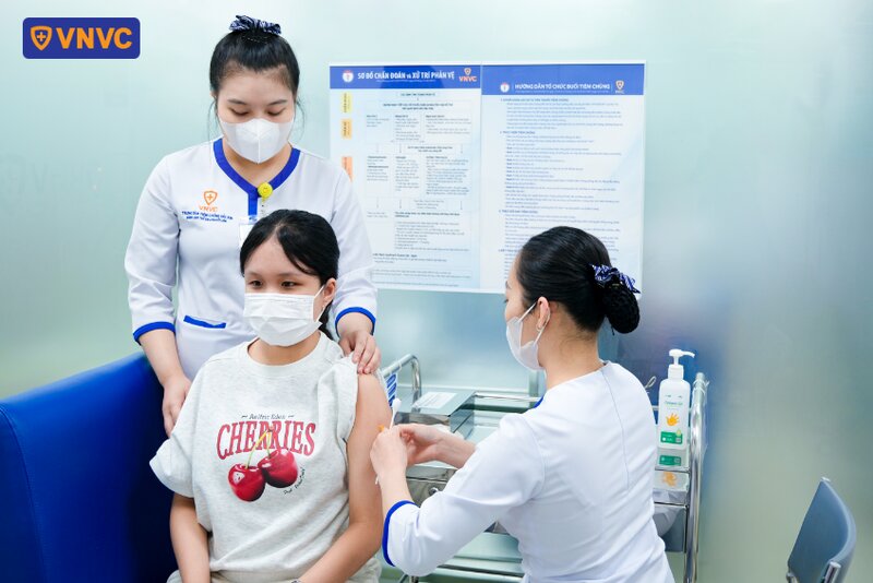 tiêm vắc xin phòng bệnh cho trẻ lớn