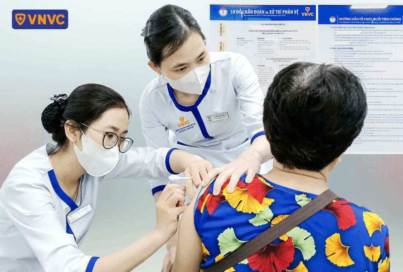 tiêm vắc xin phòng bệnh viêm phế quản cho người già