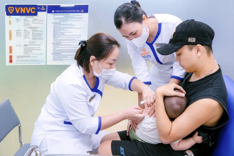 tiêm vaccine cho trẻ nhỏ