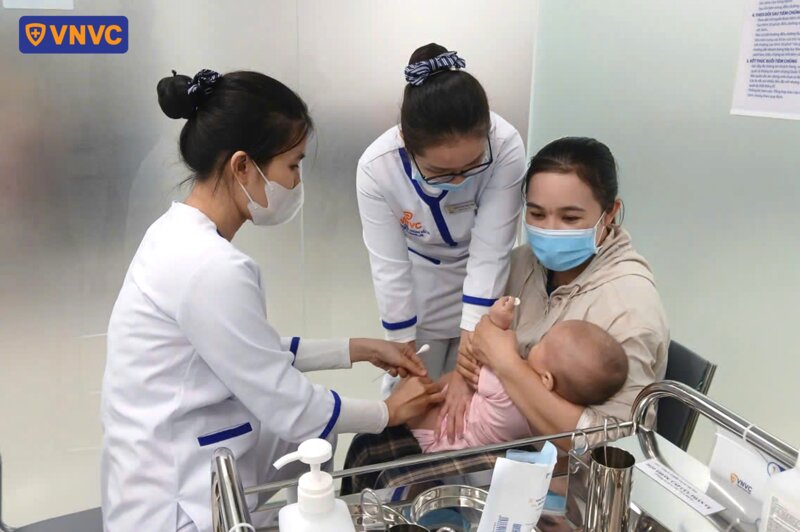 tiêm vaccine cho trẻ sơ sinh