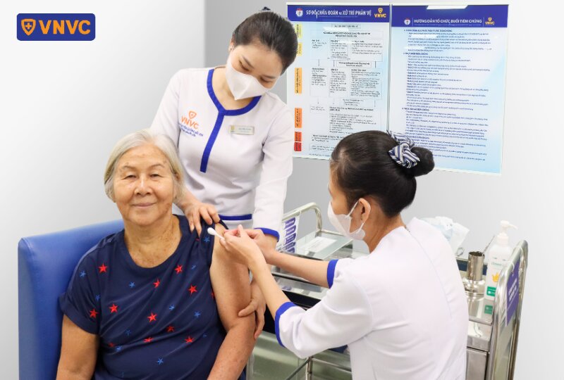 tiêm vắc xin phòng bệnh cho người cao tuổi