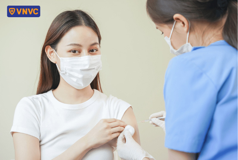 tiến hành tiêm vắc xin cho phụ nữ trẻ