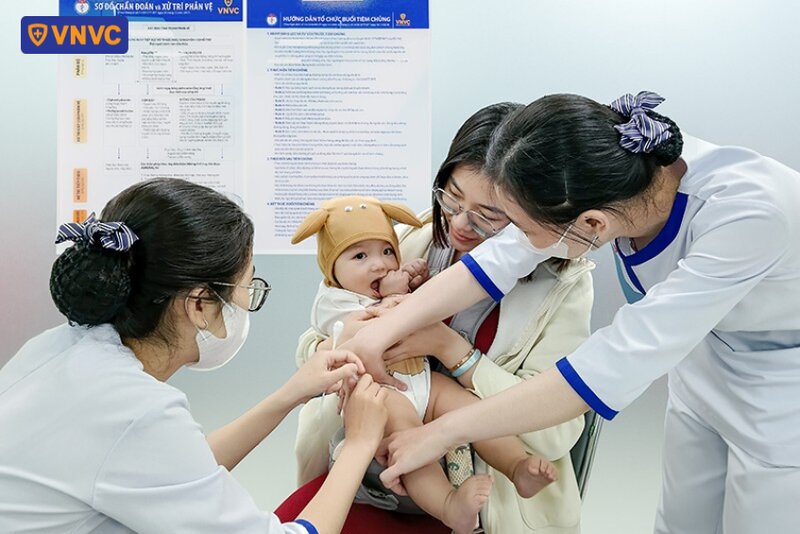 trẻ nhỏ tiêm chủng an toàn tại vnvc