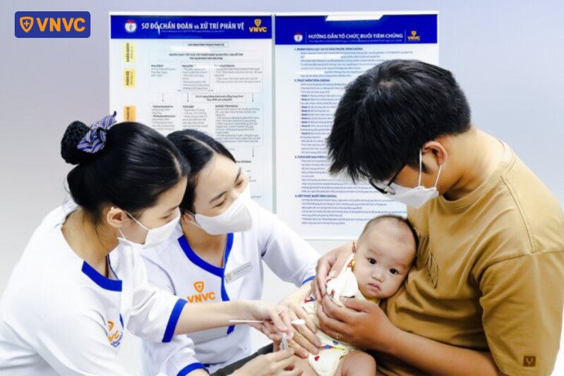 trẻ nhỏ tiêm vaccine tại vnvc