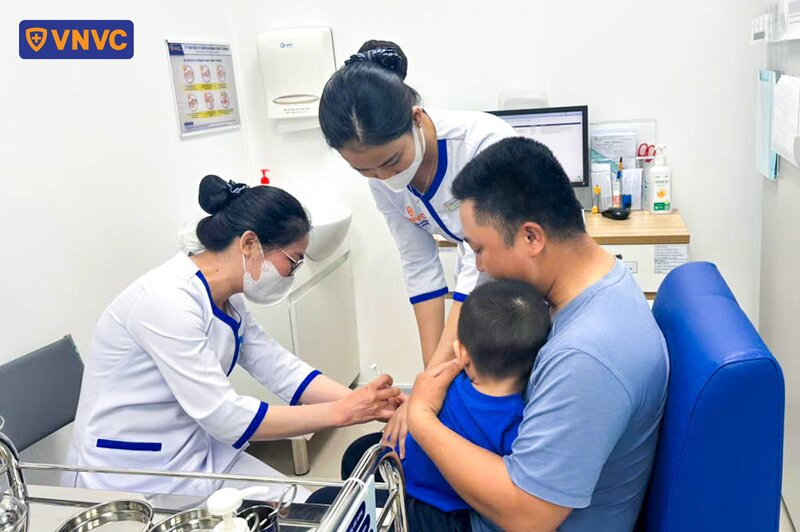 trẻ tiêm vắc xin tại vnvc đại phước