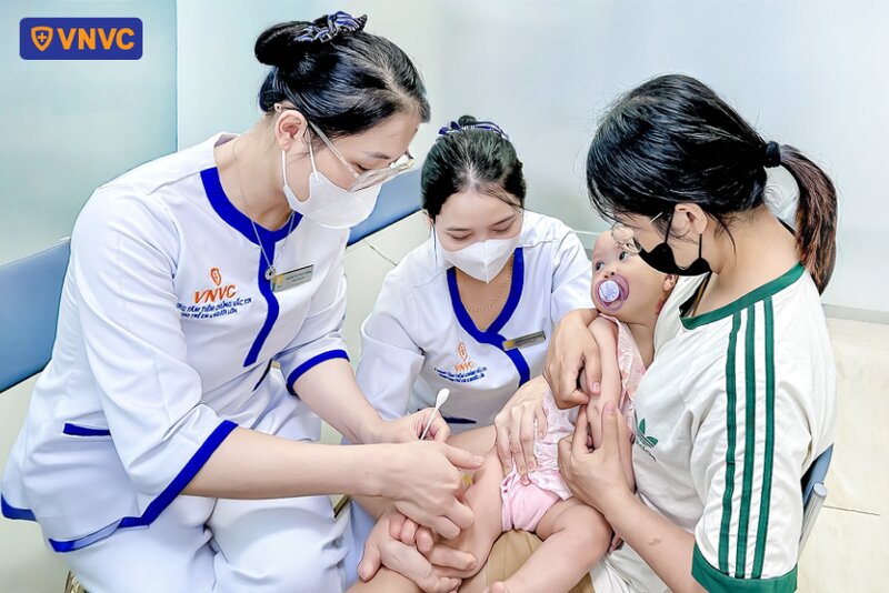 trẻ tiêm vắc xin tại vnvc
