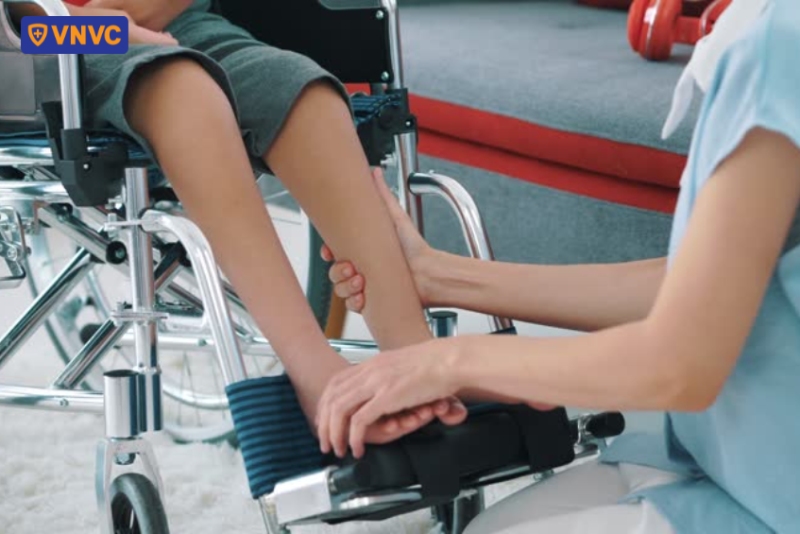 xoa bóp chân bại liệt